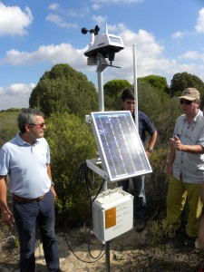 De izquierda a derecha: Carlos León (Director de la Cátedra), Julio Barbancho (responsable del proyecto) y Ramón Soriguer (Investigador de la Estación Biológica de Doñana - CSIC).