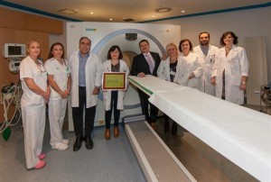 Imagen del equipo PET-TAC del Hospital Universitario Virgen del Rocío cuando recibió la acreditación del programa Research4Life (EARL) de la European Association of Nuclear Medicine and Molecular Imaging.