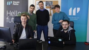 El equipo de innovación de Eleven Paths (Telefónica) de la sede de Málaga, liderado por Sergio de los Santos (sentado a la derecha) 