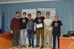 Los miembros del equipo junto al mentor de Telefónica en la entrega de premios del hackatón celebrado en marzo