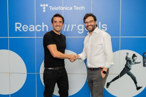 Xabi Uribe-Etxebarria, fundador y CEO de Sherpa.ai, y Gonzalo Martín-Villa, CEO de IoT y Big Data de Telefónica Tech. Fuente: Telefonica