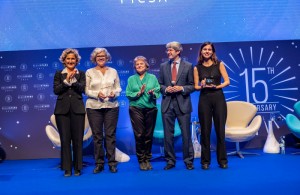 Joaquín Villar, Jefe del departamento de Internacionalización, Innovación y Proyectos Singulares, y Mª José Colinet, directora de Financiación recogiendo el Premio Europeo Regiostars 2022. FUENTE: AAE