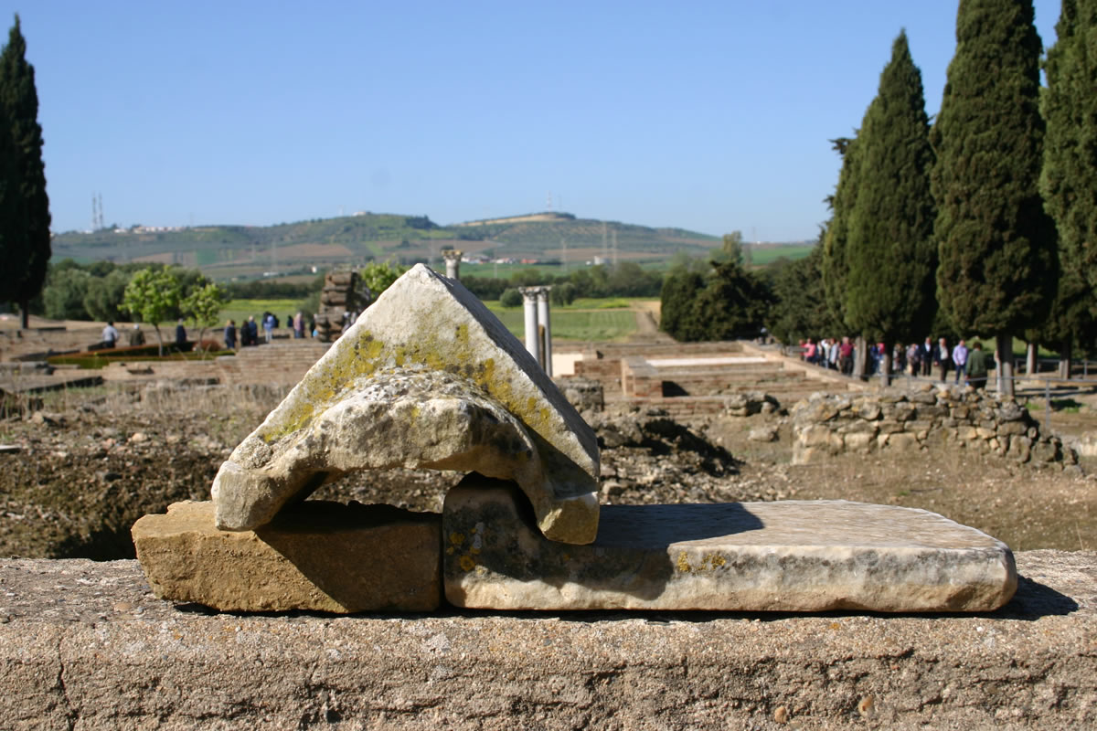 Noua Urbs Adriani. La articulaci&oacute;n de los espacios p&uacute;blicos en torno al Traianeum de It&aacute;lica
Investigadores responsables: Daniel Becerra Fern&aacute;ndez y Sebasti&aacute;n Vargas V&aacute;zquez.
Dpto. de Prehistoria y Arqueolog&iacute;a