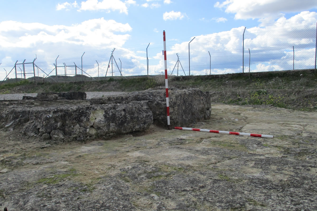 Noua Urbs Adriani. La articulaci&oacute;n de los espacios p&uacute;blicos en torno al Traianeum de It&aacute;lica
Investigadores responsables: Daniel Becerra Fern&aacute;ndez y Sebasti&aacute;n Vargas V&aacute;zquez.
Dpto. de Prehistoria y Arqueolog&iacute;a