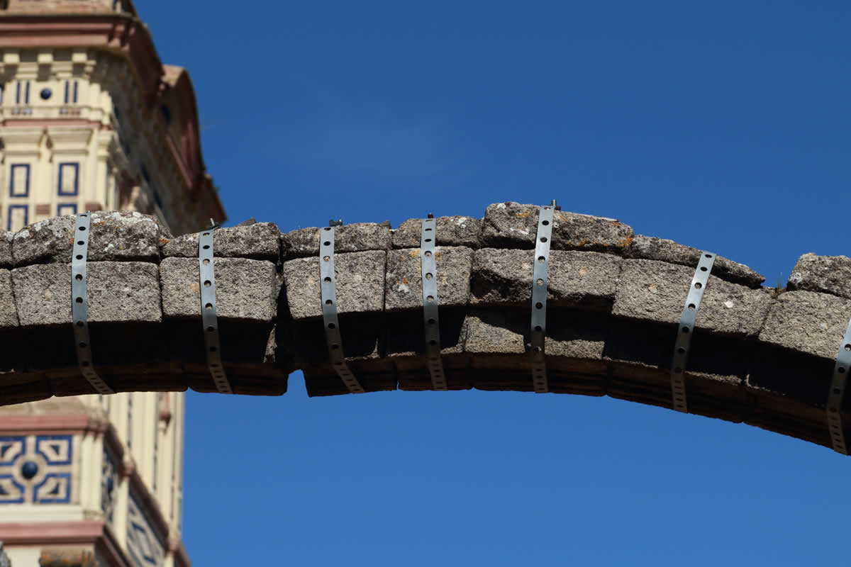 La cara oculta del patrimonio
Los mecanismos de protección contra las palomas de  las cresterías del Pabellón Real en el parque de María Luisa, ocultos desde los  espacios públicos de la plaza de América, ofrecen este hermoso contra cielo. La  fealdad de estos sistemas de protección encuentra también su poesía en esta  cara oculta del patrimonio.