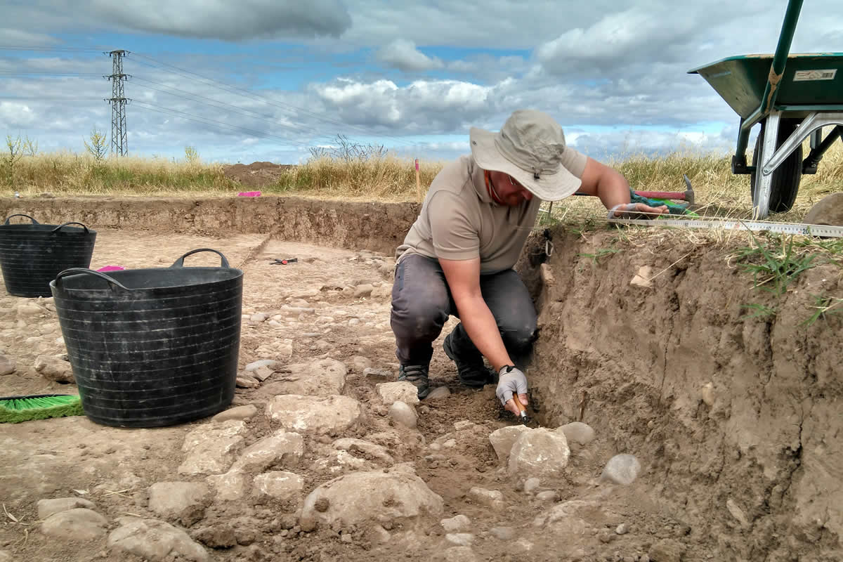 Se  avecina tormenta
Las excavaciones en Cerro Macareno se desarrollan  normalmente entre los meses de mayo y junio, por lo que los primeros días de  calor estival se alternan con las últimas lluvias de primavera. Tanto unos como  otras afectan de diferente modo al desarrollo de los trabajos, en la medida de  su duración e intensidad. Entre ellos, son los días nublados y frescos los que  más se agradecen, aunque la imprevisibilidad de las tormentas ponga en jaque al  equipo en más de una ocasión, sobre todo, cuando no cuenta con un lugar donde  refugiarse. Aún así, estas jornadas son especialmente sugestivas, tanto por su  singular luminosidad como por su enorme belleza.
