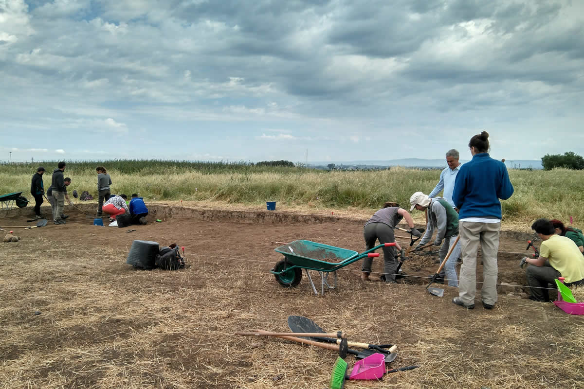   Momentos  de introspección
  Aunque los trabajos arqueológicos de campo se  desarrollan fundamentalmente en equipo, la distribución de las tareas hace que,  con frecuencia, algunos arqueólogos se encuentren solos e incluso apartados del  resto, completando la exhumación de un contexto, perfilando, limpiando,  dibujando o extrayendo muestras. Estos momentos de introspección permiten huir,  siquiera por unos minutos, del ajetreo que rodea a la excavación, concentrar la  atención sobre la delicada labor que se tiene entre manos, pero también dejar  volar la imaginación, aprovechando la oportunidad que nos permite romper la  barrera del tiempo y dialogar con el pasado.