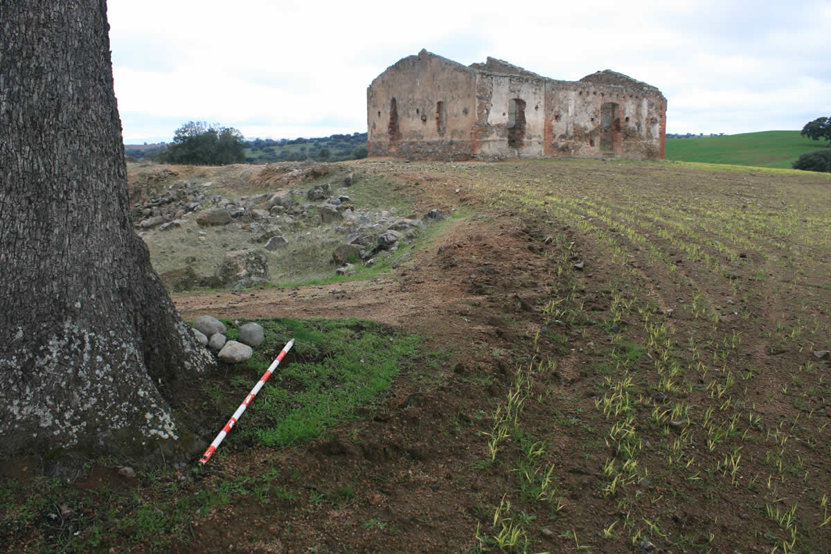 Comprensión del tiempo
  Las labores mineras en Las Minillas-1 están rodeadas  de restos arqueológicos que comprimen el tiempo. Arrimándose en una única  visión con la siembra actual del cereal, están las mazas mineras prehistóricas  al pie de la encina, que las protege, y el edificio de la Société Minière et Métallurgique de Peñarroya, desde el que se  dirigía la explotación minera desde fines del siglo XIX.