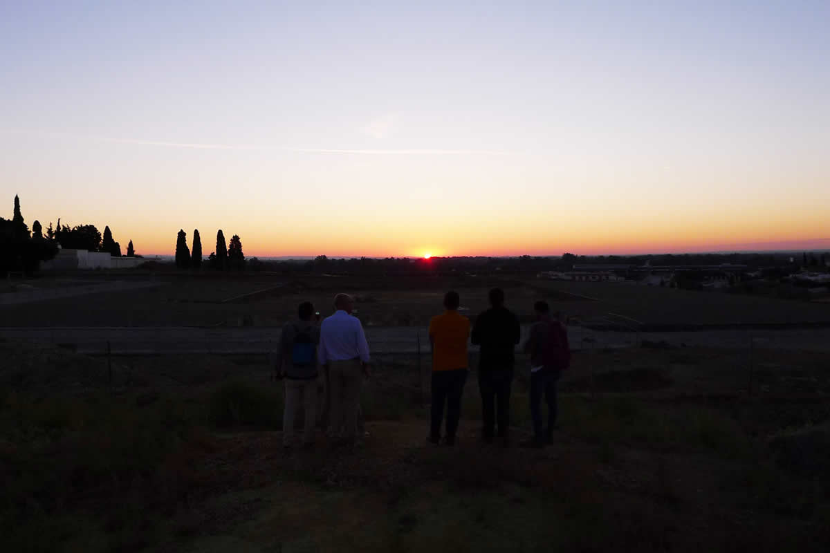 Dios nunca te falla
La hipótesis de partida predecía que el eje  longitudinal del Traianeum apuntaría por el Este, al orto solar del solsticio  de verano (21 de junio) y hacia el Oeste, al ocaso solar del  solsticio de invierno (21 de diciembre).
La fotografía refleja la comprobación empírica de  ese hecho astronómico, llevada a cabo durante el amanecer del solsticio de junio  de 2019.
Al ser los astros el origen de las posteriores  divinidades históricas, sus desplazamiento cíclicos matemáticos facilitan la  predicción científica, haciendo que unos buenos cálculos pronostiquen dónde  podremos encontrar al Sol (la divinidad) el día y hora del año que elijamos. En  la Antigüedad, fe y ciencia iban de la mano. Por eso la astronomía nació en los  templos, en realidad, como teología.