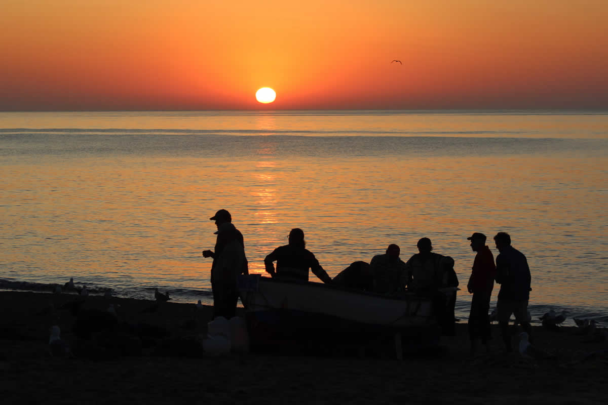 Fin  del lance
Cuando el sol despunta el lance ha finalizado,  repitiendo una imagen multisecular en el rebalaje de las costas mediterráneas.  Estamos ante una estampa hoy prácticamente perdida en litoral andaluz y el  papel de la Antropología se fija en documentar este tipo de actividades, y sus  saberes asociados, como testimonio de un paisaje que cede su paso al turismo  costero. ¿De qué manera es posible salvaguardar este tipo de prácticas para  lograr la difusión de sus valores paisajísticos, culturales, sociales e  históricos?
(Autora: Gema Carrera, IAPH).