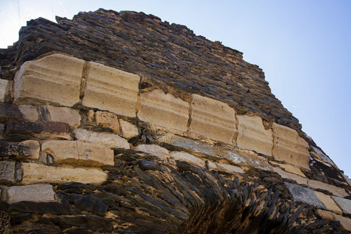  Dintel I
  Reaprovechamiento de varias piezas de mármol  molduradas, probablemente procedentes de un entablamento romano imperial, en la  &quot;torre do Rio&quot;. Se trata de una estructura defensiva y estratégica de  datación tardoantigua que conecta la zona navegable del río Guadiana con el  recinto defensivo de Mértola. Según las interpretaciones, funcionaría como  descargadero y como dispositivo defensivo. Llama la atención la valorización  estética de los materiales reutilizados, ubicándolos coherentemente en el  arranque de uno de los arcos realizados a partir de mamposteria de esquistos.  Llaman la atención los resultados de procesos erosivos no identificados sobre  el mármol.