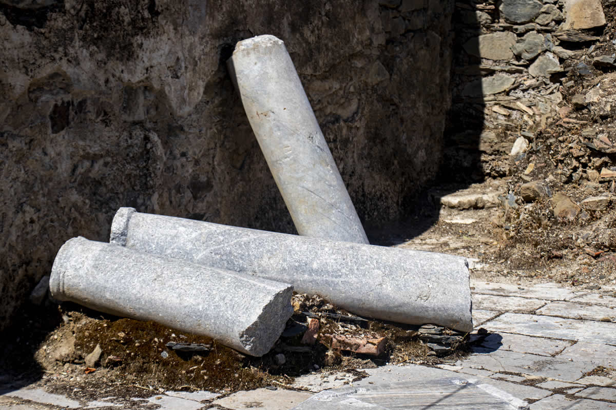 Fustes  I
  Fustes correspondientes al baptisterio altomedieval  (s. VI - VII) del yacimiento arqueológico de Mértola. Se trata de elementos de  procedencia romana reutilizados en un espacio arquitectónico cualificado en el  que el uso columnario supone un refuerzo en el valor simbólico del espacio y  que manifiesta el aprecio no sólo utilitario sino también emblemático de  materiales constructivos.