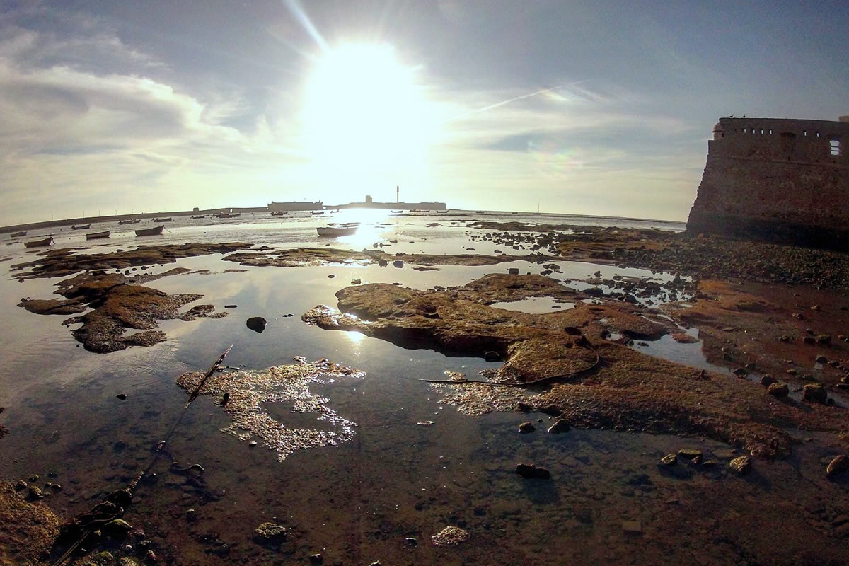 4. Piedra, agua y sal
Actualmente La Caleta sigue siendo zona de fondeadero para embarcaciones artesanales de pesca, y a la vez, uno de los s&iacute;mbolos identitarios por excelencia de la ciudad de C&aacute;diz. La situaci&oacute;n no deb&iacute;a de ser muy distinta hace varios milenios para los fenicios que habitaban la zona. Los castillos que hoy enmarcan este brazo de mar han sustituido a los santuarios de las divinidades marinas protectoras de la navegaci&oacute;n y el comercio, y el entorno ha sido intensamente erosionado y expoliado, pero a&uacute;n el paisaje permite entrever la magia de este puerto sacro trimilenario.