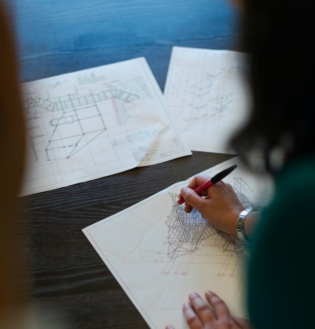 persona realizando caracterizacion de un edificio